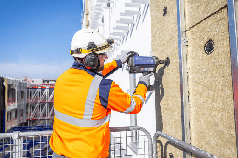 photo d'un collaborateur ISORE sur chantier avec une perceuse