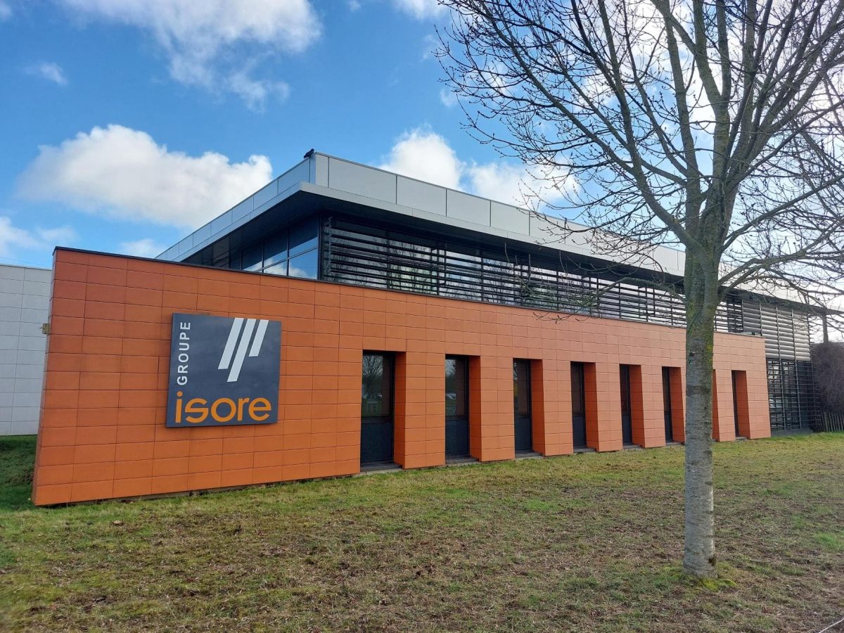 Photo de la façade du siège ISORE (saint-berthevain)