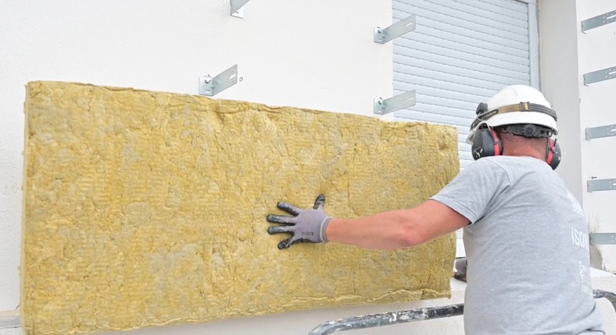 Découvrez les métiers d’ISORE en video - photo pose d'isolant